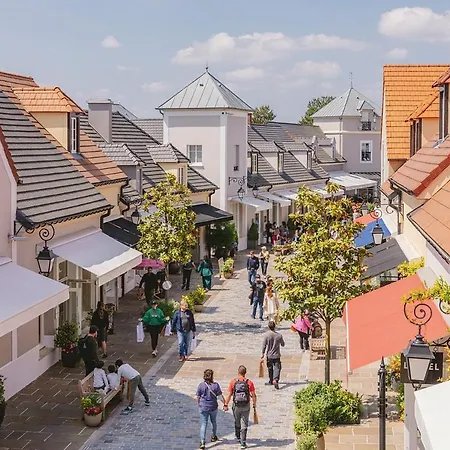 Magic - Disneyland Paris Shopping Village 9 Minutes *